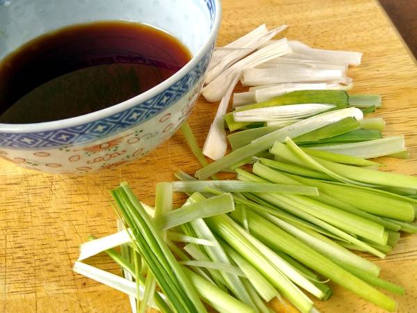 Huevos fritos con ajetes y salsa de soja {Receta Exprés china} - Preparación paso 2