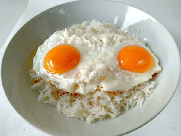 Huevos fritos con ajetes y salsa de soja {Receta Exprés china} - Preparación paso 3