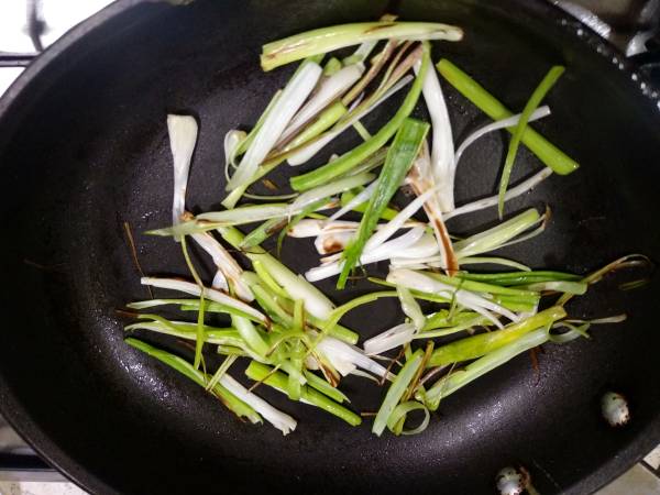 Huevos fritos con ajetes y salsa de soja {Receta Exprés china} - Preparación paso 4