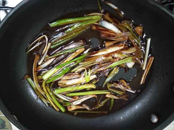 Huevos fritos con ajetes y salsa de soja {Receta Exprés china} - Preparación paso 6