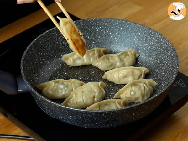 Gyozas de pollo, zanahoria y champiñones - Preparación paso 11