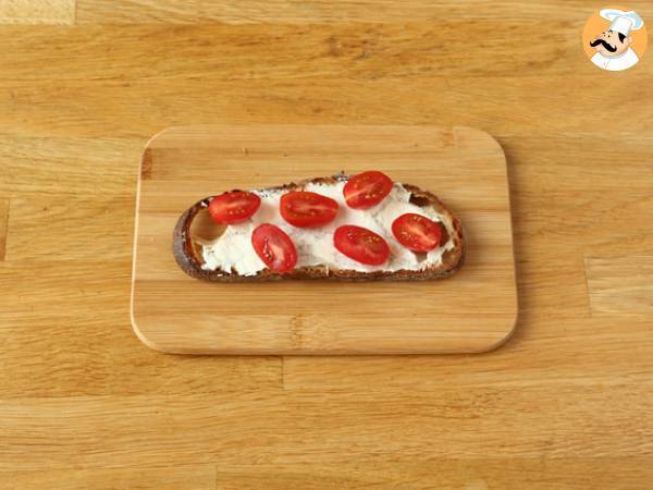 Tosta de queso, pesto y tomates cherry - Preparación paso 2