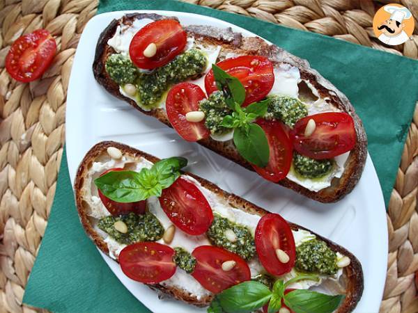 Tosta de queso, pesto y tomates cherry - Preparación paso 6