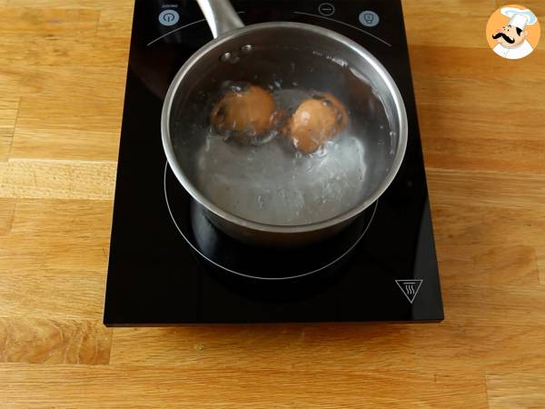 Sandwich de croissant con aguacate, salmón y huevo - Preparación paso 1