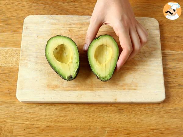 Sandwich de croissant con aguacate, salmón y huevo - Preparación paso 2