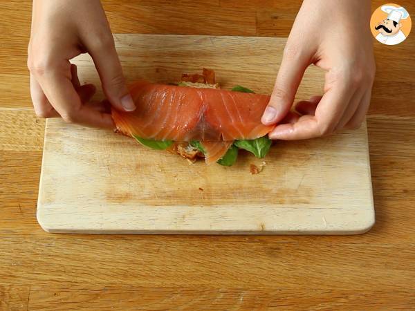 Sandwich de croissant con aguacate, salmón y huevo - Preparación paso 3