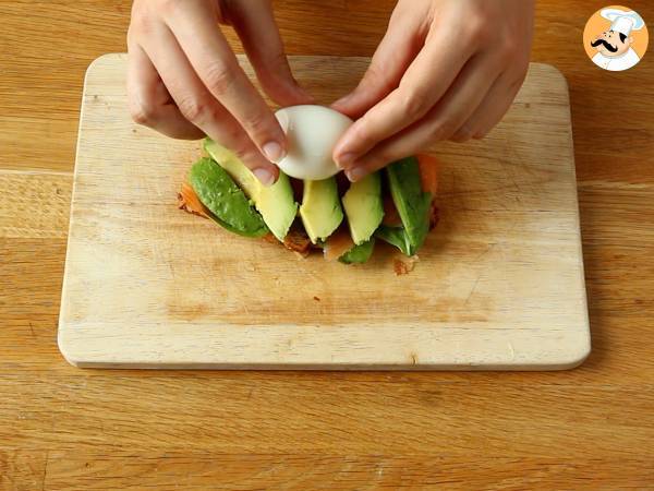 Sandwich de croissant con aguacate, salmón y huevo - Preparación paso 4