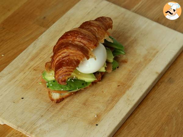Sandwich de croissant con aguacate, salmón y huevo - Preparación paso 5