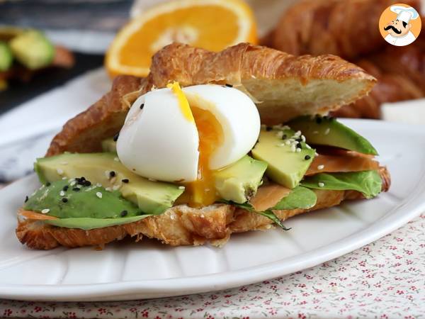 Sandwich de croissant con aguacate, salmón y huevo - Preparación paso 6