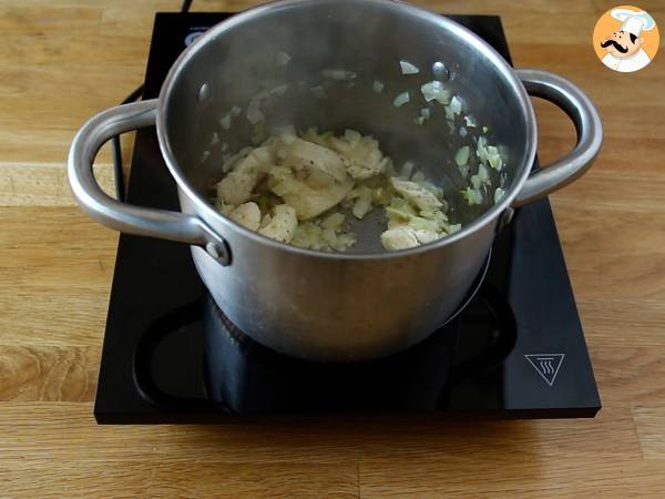 One pot pasta, tagliatelles con queso de cabra y pollo - Preparación paso 2