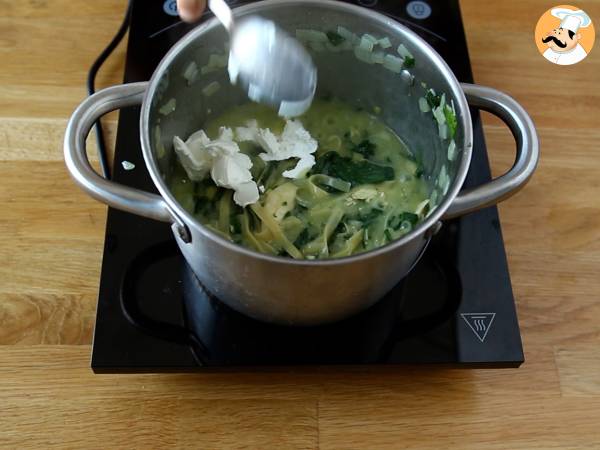 One pot pasta, tagliatelles con queso de cabra y pollo - Preparación paso 4