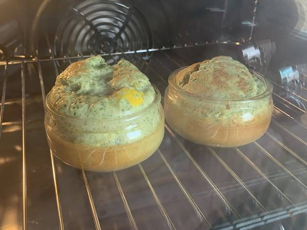 Huevos con pesto al horno - Preparación paso 3