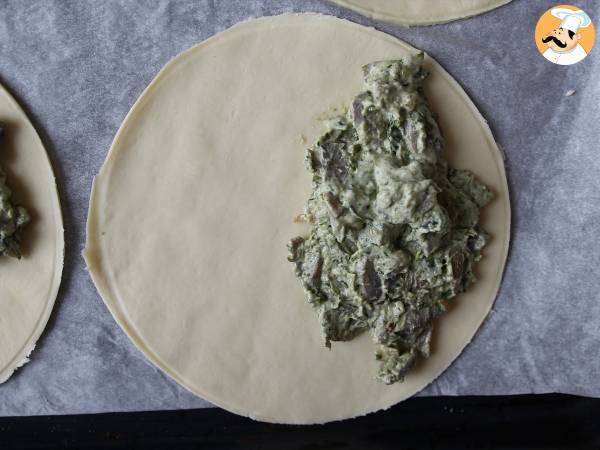 Empanadillas de hojaldre rellenas de champiñones y espinacas - Preparación paso 3