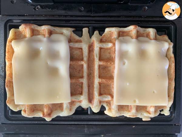 Sándwich de gofres de patata con queso - Preparación paso 6