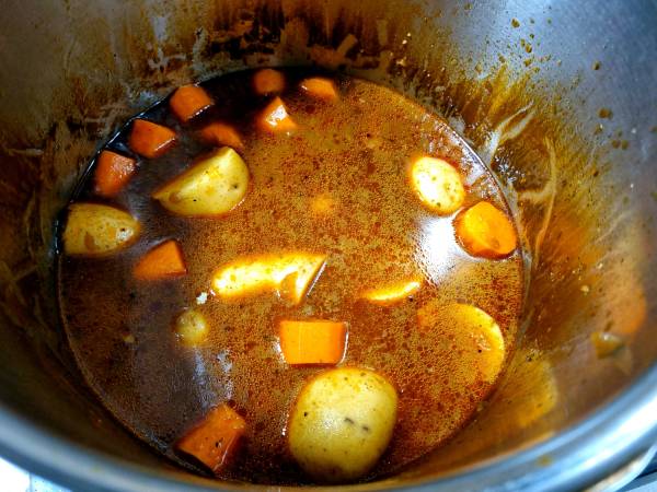 Asado de carne con patatas en olla rápida - Preparación paso 8
