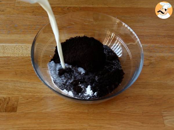 Pastel de Oreo, con sólo 3 ingredientes y ¡listo en 6 minutos en el microondas! - Preparación paso 2