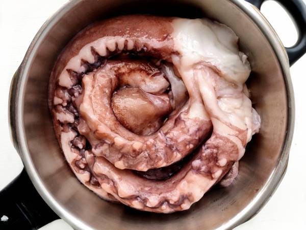 Guiso de garbanzos con rejos y tomate - Preparación paso 1