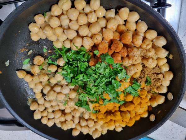 Guiso de garbanzos con rejos y tomate - Preparación paso 7