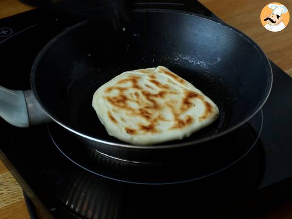 Pan naan relleno de queso en sartén, receta express - Preparación paso 4