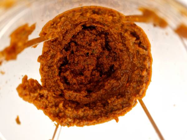 Pasta con pesto siciliano o rosso, con intenso sabor umami - Preparación paso 2