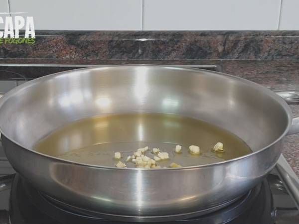 Mejillones en salsa de tomate picante - Preparación paso 1