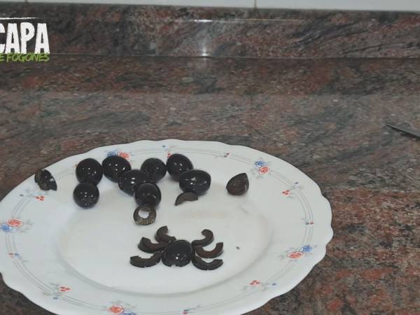 Pizza de arañas (Spider pizza) - Preparación paso 4