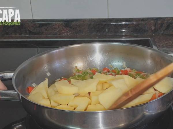 Guiso de patatas y níscalos - Preparación paso 5