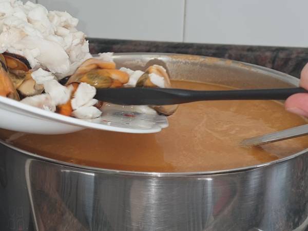 Sopa de pescado - Preparación paso 22