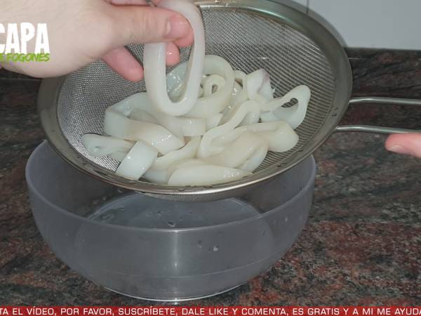 Calamares a la romana con mayonesa picante - Preparación paso 2