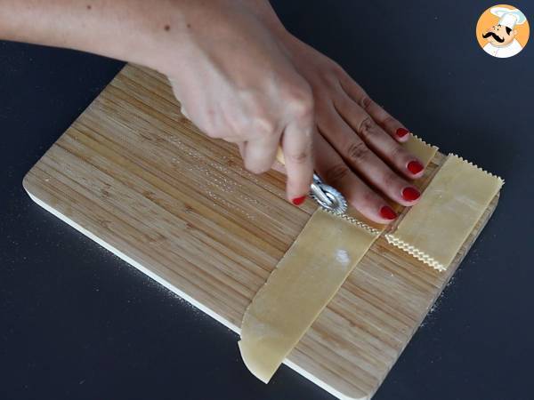 Caramelle, raviolis con forma de caramelo, rellenos de calabaza y ricotta - Preparación paso 9