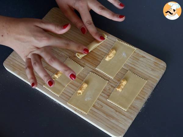 Caramelle, raviolis con forma de caramelo, rellenos de calabaza y ricotta - Preparación paso 11