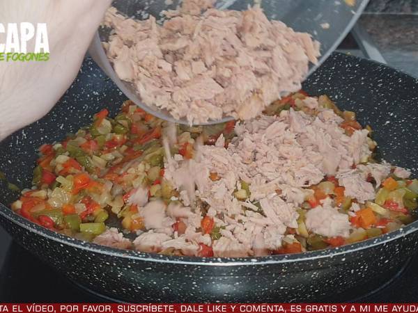 Empanada de hojaldre con atún - Preparación paso 2