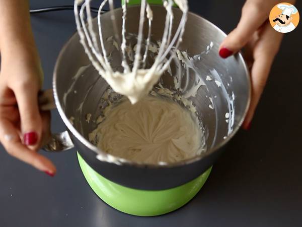 Crema Raffaello en vasitos, un postre mágico, sin hornear, servido en una bola de Navidad - Preparación paso 2