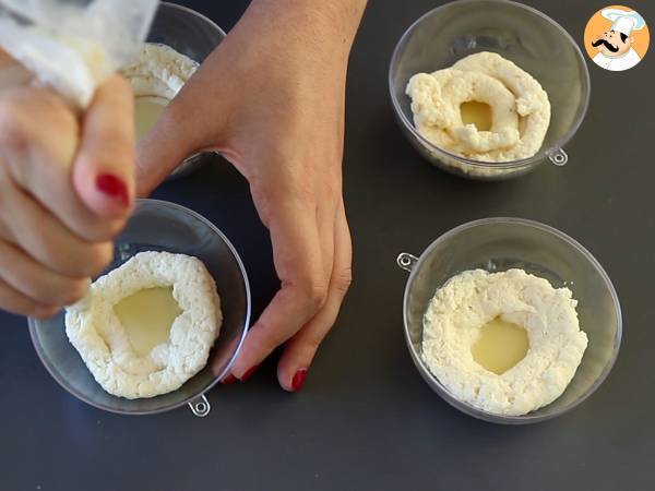 Crema Raffaello en vasitos, un postre mágico, sin hornear, servido en una bola de Navidad - Preparación paso 5