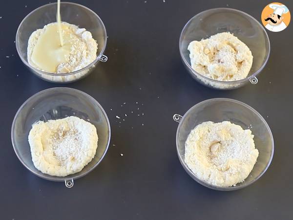 Crema Raffaello en vasitos, un postre mágico, sin hornear, servido en una bola de Navidad - Preparación paso 6