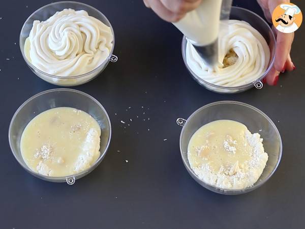Crema Raffaello en vasitos, un postre mágico, sin hornear, servido en una bola de Navidad - Preparación paso 7