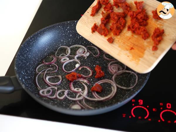 Pasta con salsa de tomate y 'nduja calabrese - Preparación paso 2