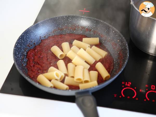 Pasta con salsa de tomate y 'nduja calabrese - Preparación paso 5