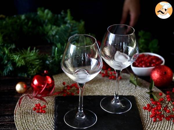 Cóctel festivo, Spritz servido en una bola de Navidad - Preparación paso 2