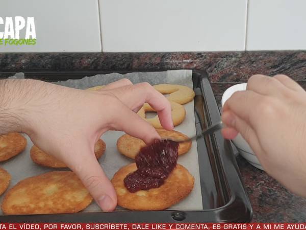 Galletas de mantequilla con mermelada de fresas - Preparación paso 7