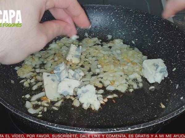 Espaguetis con salsa de roquefort - Preparación paso 2