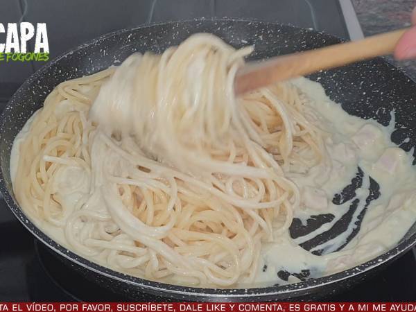Espaguetis con salsa de roquefort - Preparación paso 6