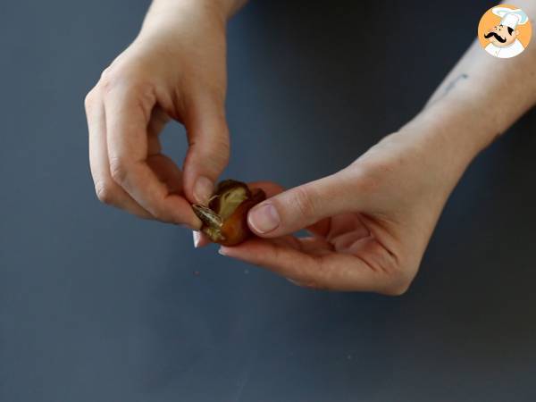 Dátiles rellenos cubiertos de chocolate. El snack saludable sin azúcares añadidos - Preparación paso 1