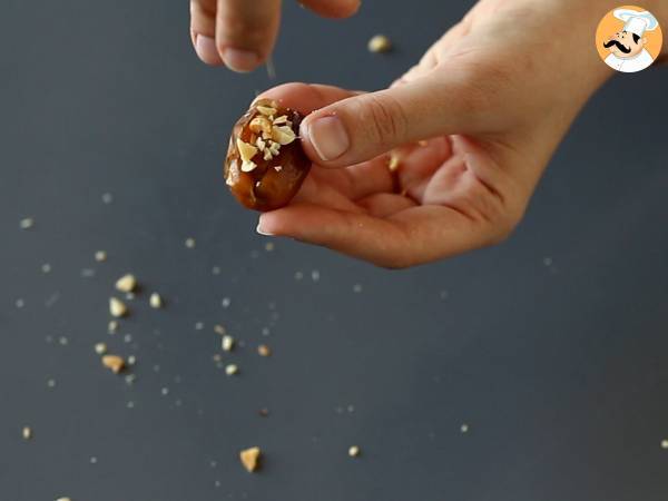 Dátiles rellenos cubiertos de chocolate. El snack saludable sin azúcares añadidos - Preparación paso 3