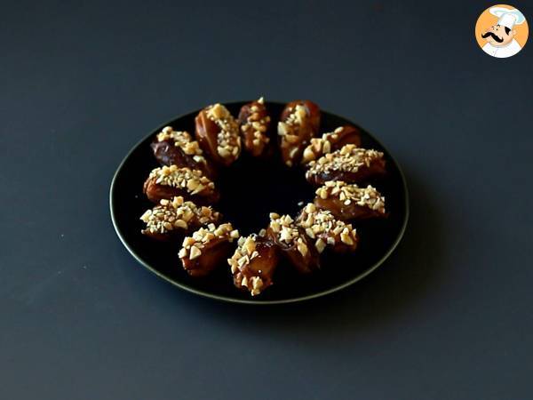 Dátiles rellenos cubiertos de chocolate. El snack saludable sin azúcares añadidos - Preparación paso 4