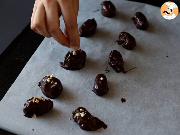 Dátiles rellenos cubiertos de chocolate. El snack saludable sin azúcares añadidos - Preparación paso 6