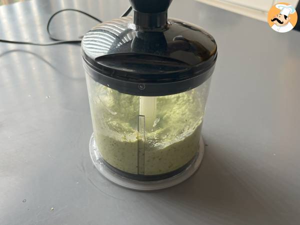 Ensalada de pasta con pesto de calabacín, mozzarella y tomates secos - Preparación paso 2