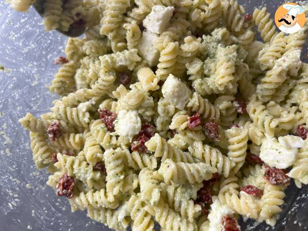 Ensalada de pasta con pesto de calabacín, mozzarella y tomates secos - Preparación paso 5