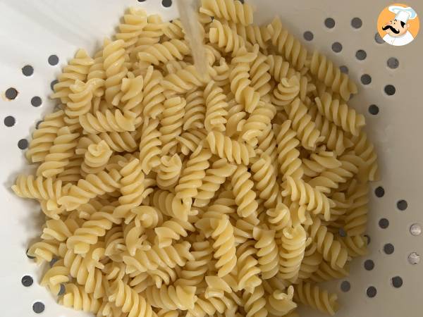 Fusilli con pesto de pistachos, una pasta deliciosa y fácil de preparar - Preparación paso 3