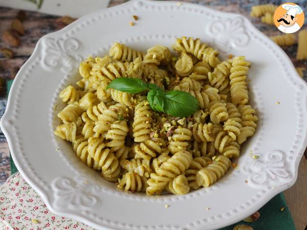 Fusilli con pesto de pistachos, una pasta deliciosa y fácil de preparar - Preparación paso 4